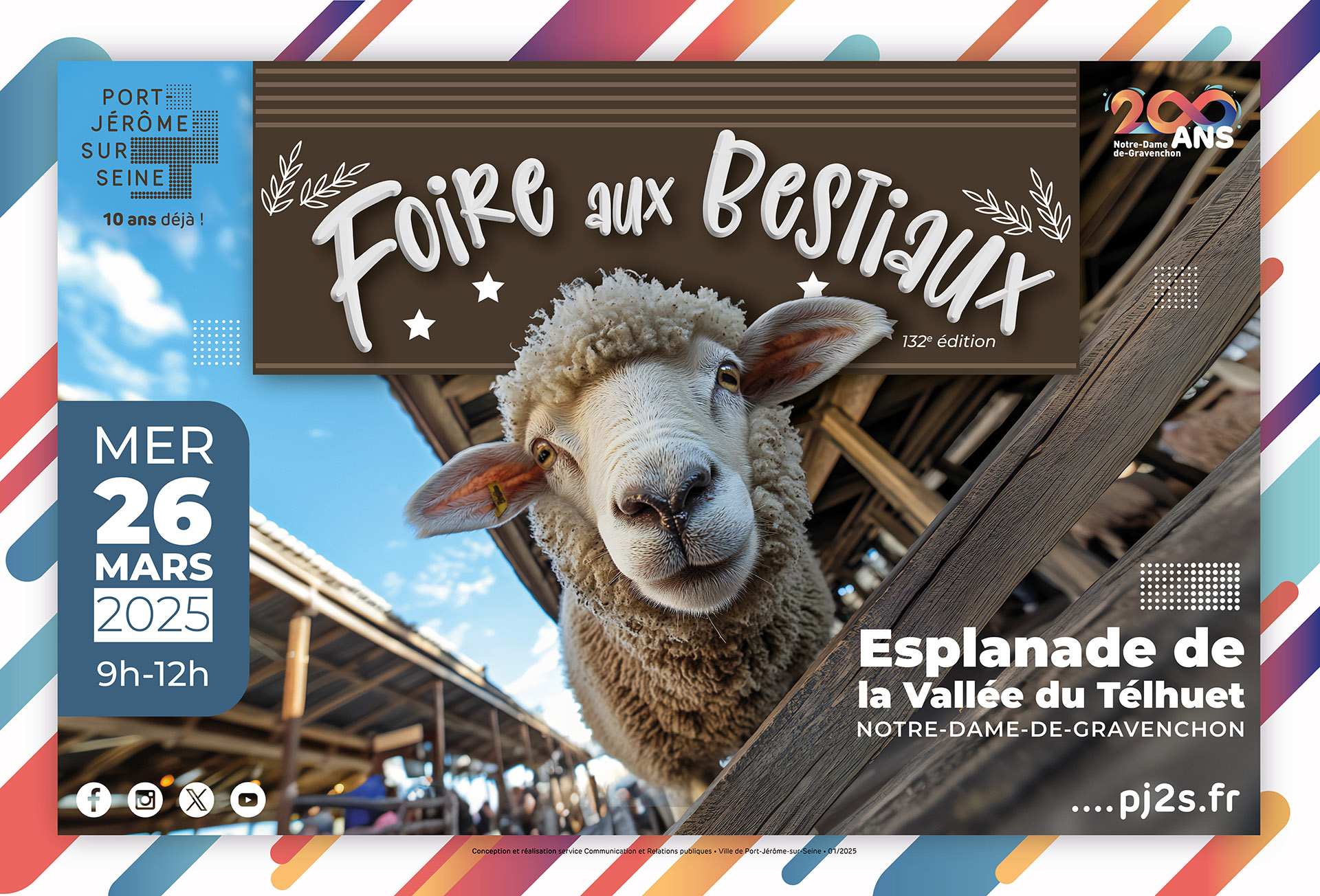 Une image promotionnelle créative et ludique pour une foire au bétail. La perspective est au niveau du sol, comme si un appareil photo était placé sur le sol et que son objectif était orienté vers le haut. Un mouton blanc, curieux et duveteux, est penché, son visage proche de l'objectif de l'appareil photo, affichant une expression charmante et curieuse. L'arrière-plan montre le dessous d'un marché couvert (hallette) fait de bois, avec des aperçus du ciel bleu au-dessus.
